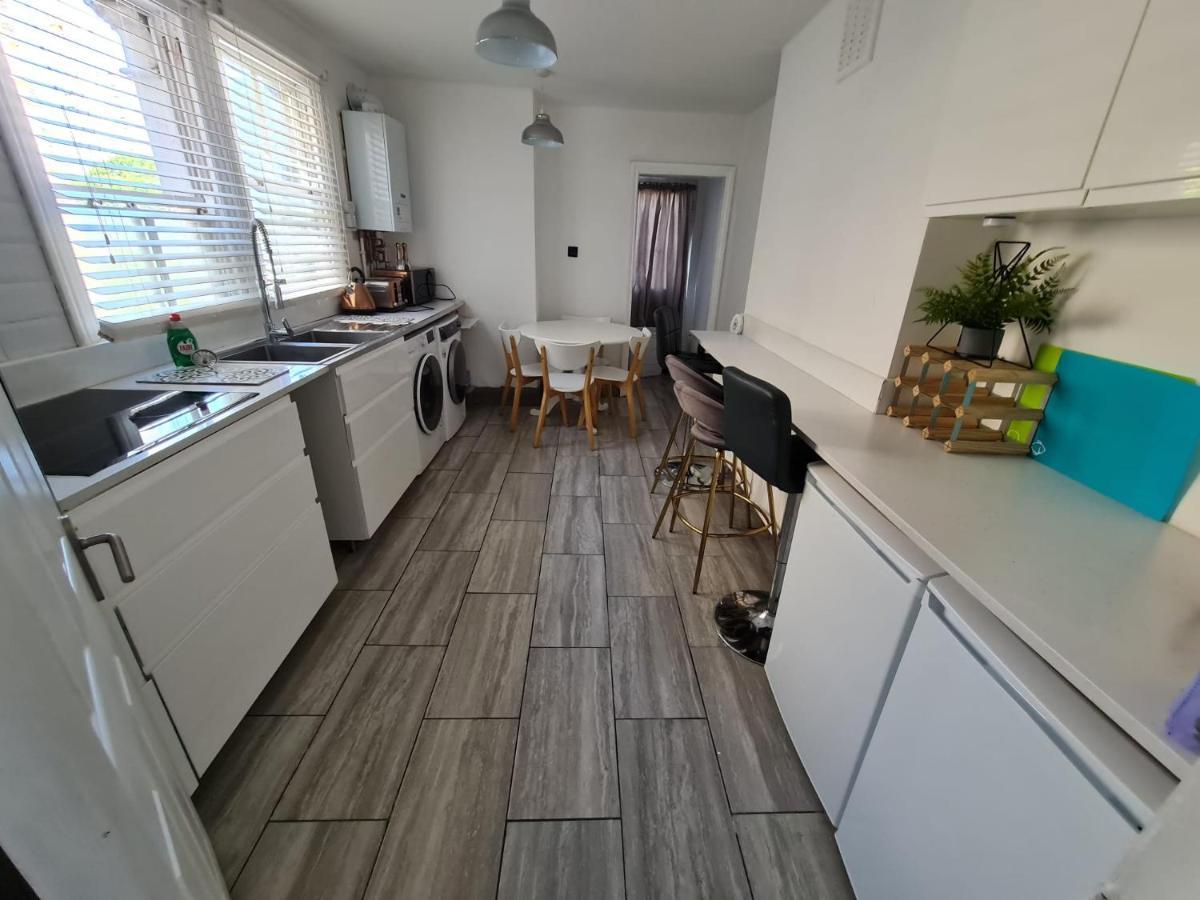 3-Bed House In London Self-Contained In Ladywell Villa Екстериор снимка