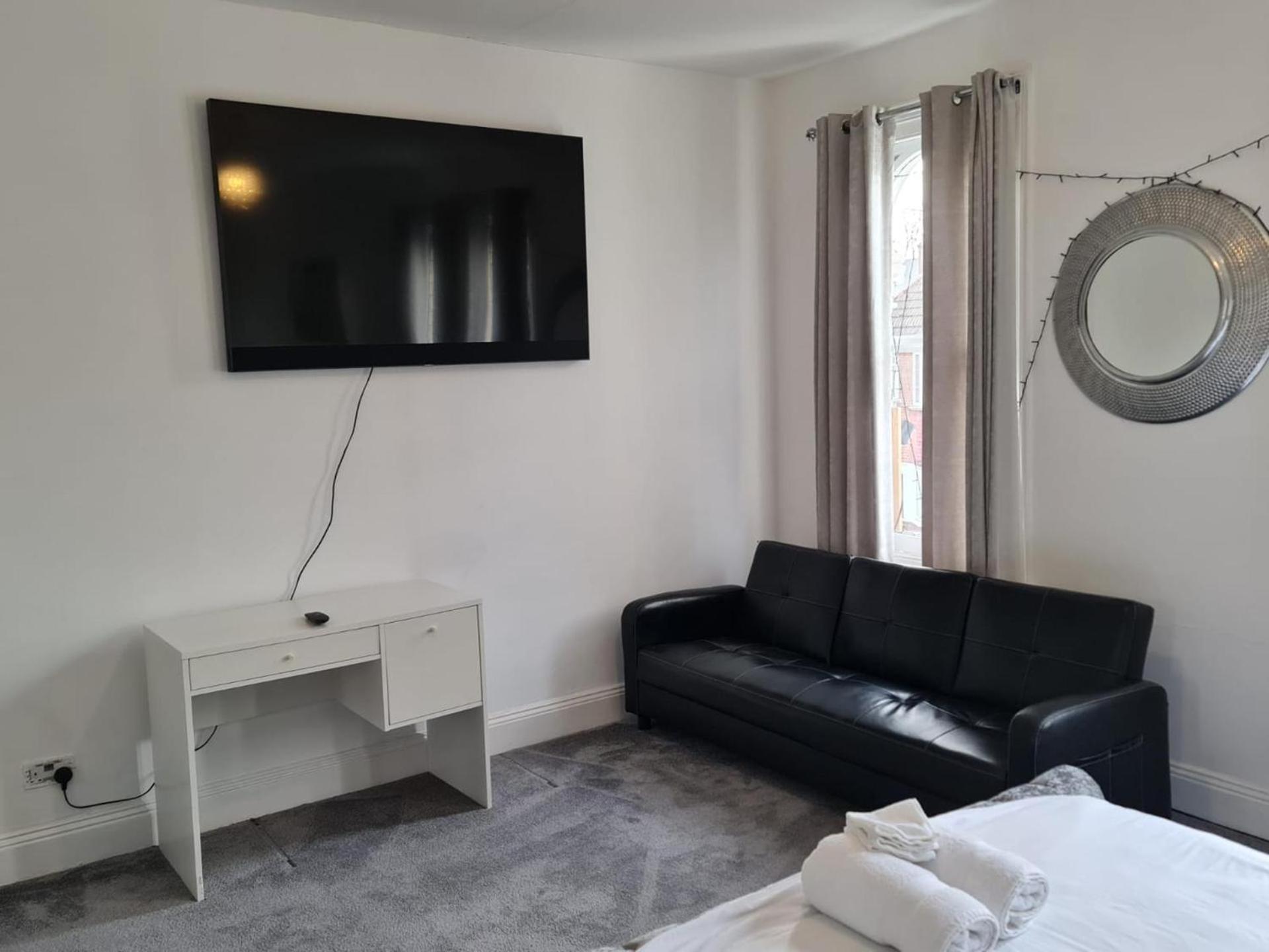 3-Bed House In London Self-Contained In Ladywell Villa Екстериор снимка
