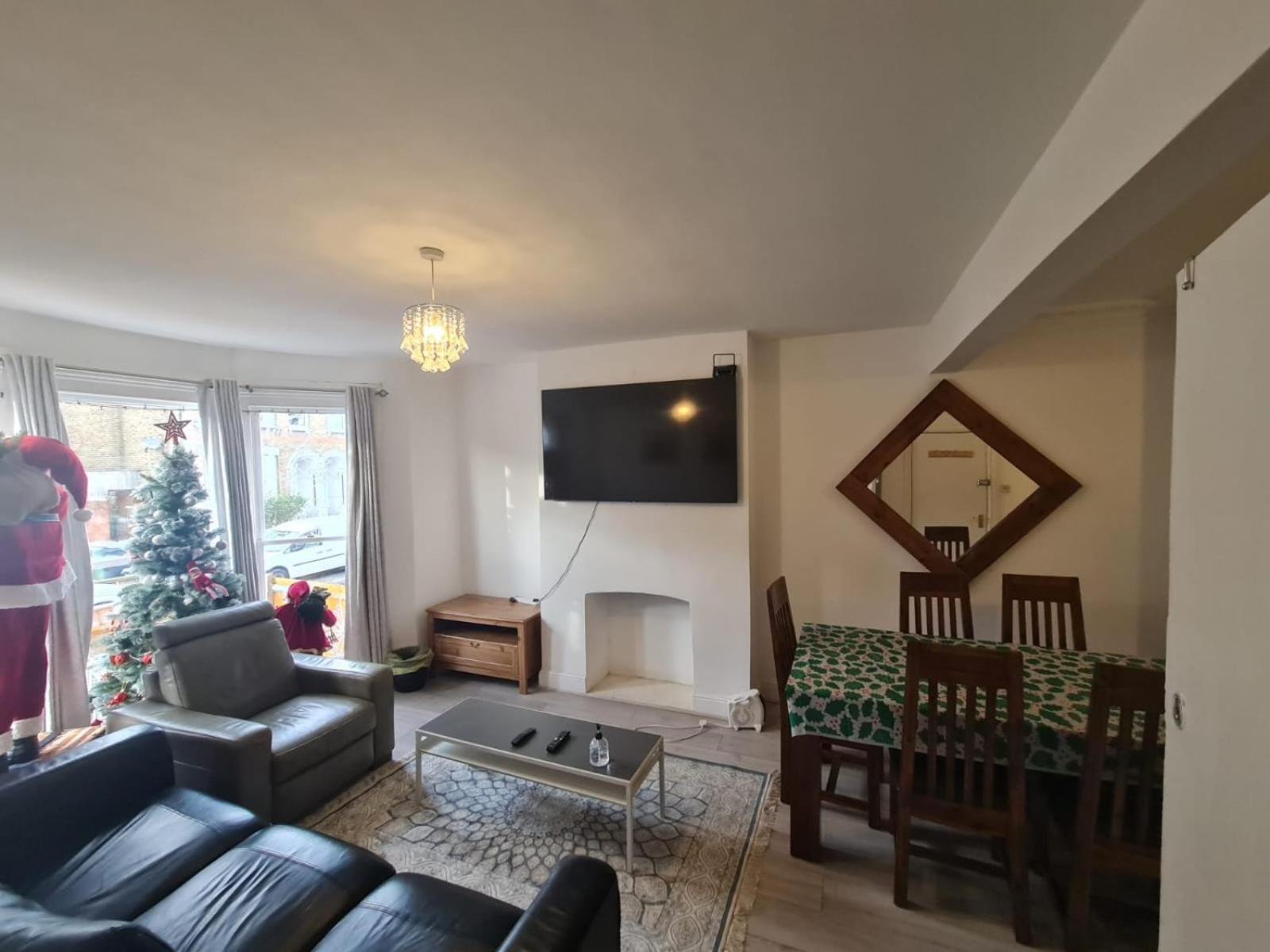 3-Bed House In London Self-Contained In Ladywell Villa Екстериор снимка