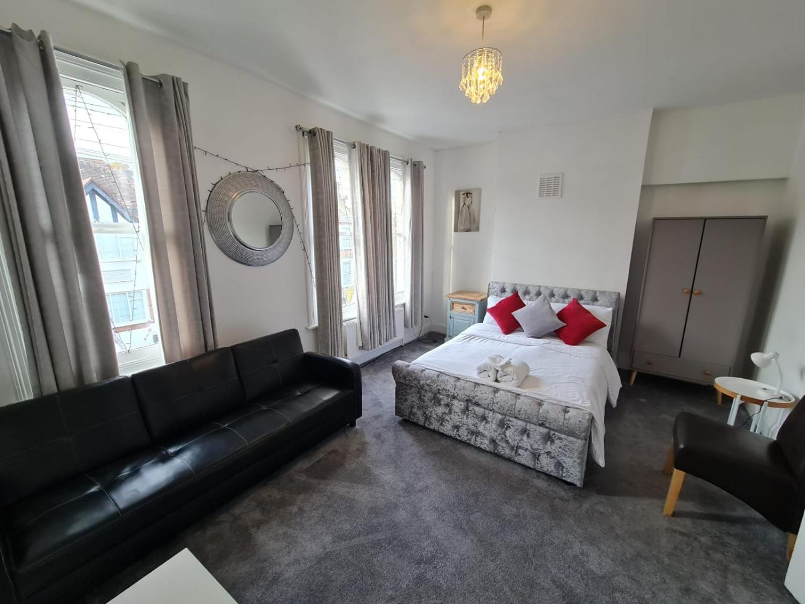 3-Bed House In London Self-Contained In Ladywell Villa Екстериор снимка