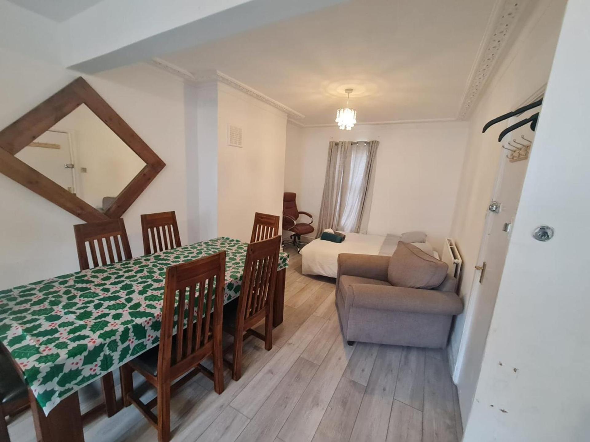 3-Bed House In London Self-Contained In Ladywell Villa Екстериор снимка